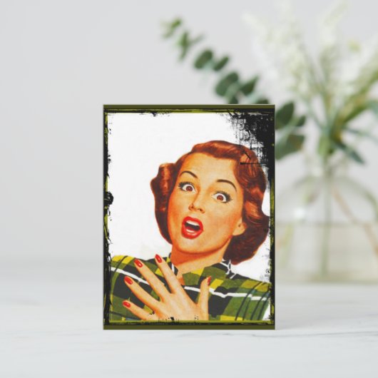 Carte Postale Femme Rétro Avec Une Expression Surprise (Debout devant)