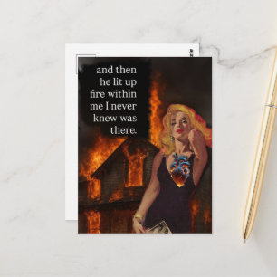 Carte Postale Femme Rétro Feu à l'Intérieur Collage Maison en Fe