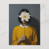 Carte Postale Femme robe jaune Fleur blanche (Devant)