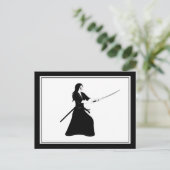 Carte Postale Femme Samurai guerrière avec épée (Debout devant)