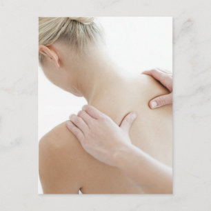 Carte Postale Femme se relaxant à un spa en recevant
