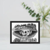 Carte Postale Femme squelette riant (Debout devant)