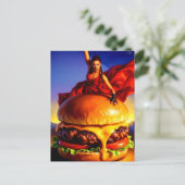 Carte Postale Femme sur un cheeseburger (Debout devant)