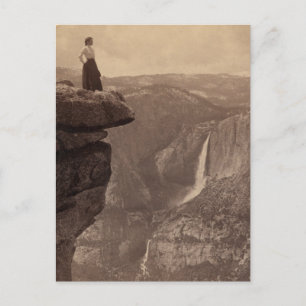 Carte Postale Femme surplombant Yosemite Falls