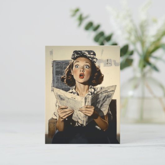 Carte Postale Femme surprise à lire le journal (Debout devant)