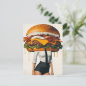 Carte Postale Femme surréaliste Cheeseburger (Debout devant)