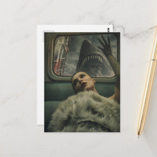 Carte Postale Femme surréaliste et observation de requins