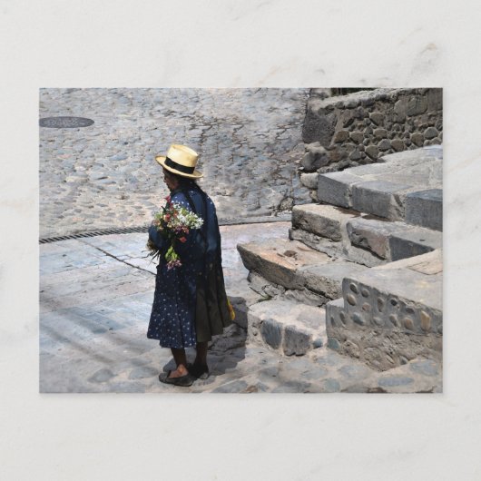 Carte Postale Femme tenant des fleurs, Ollantaytambo, Pérou (Devant)