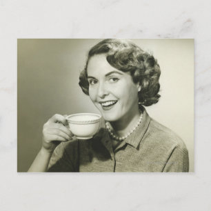 Carte Postale Femme tenant des tasses