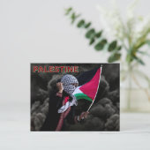 Carte Postale Femme tenant le drapeau palestinien (Debout devant)