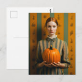 Carte Postale Femme Tenant Un Citrouille (Devant / Derrière)