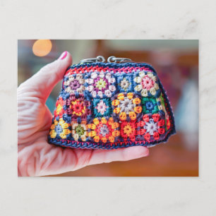 Carte Postale Femme tenant un porte-monnaie au crochet fait à pa