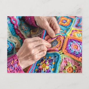 Carte Postale Femme tenant un porte-monnaie au crochet fait de c