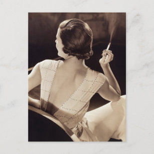 Carte Postale Femme tenant une cigarette - Photographie Vintage