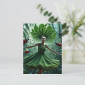 Carte Postale Femme tournoyant dans une robe faite de bestiole p (Debout devant)