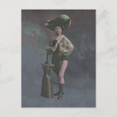 Carte Postale Femme victorienne avec enclume montrant les jambes (Devant)