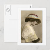 Carte Postale femme victorienne casquette robe perlée (Devant / Derrière)