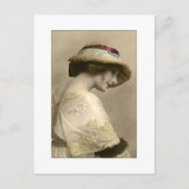 Carte Postale Femme victorienne en chapeau et robe perlée (Devant)