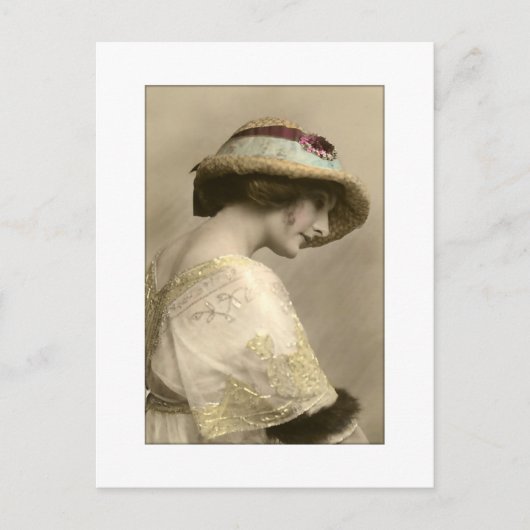 Carte Postale Femme victorienne en chapeau et robe perlée (Devant)