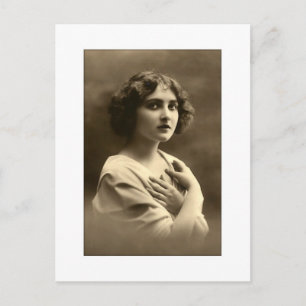 Carte Postale femme victorienne les bras croisés