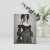 Carte Postale Femme victorienne noire et blanche (Debout devant)
