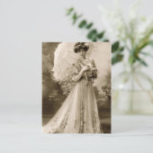 Carte Postale Femme Victorienne vintage En Robe (Debout devant)