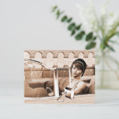 Carte Postale Femme Vintage (Debout devant)