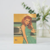 Carte Postale Femme vintage dans la cuisine (Debout devant)