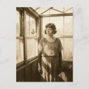 Carte Postale Femme vintage dans une photo sépia de serre 