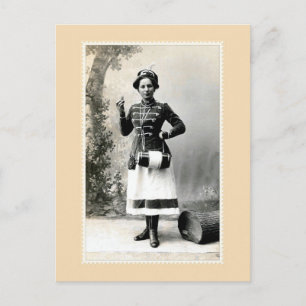 Carte Postale Femme vintage en montagne secourue photo