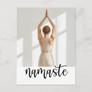 Carte Postale Femme Yoga Namaste posant en yoga