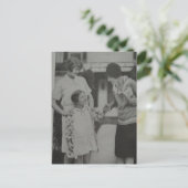 Carte Postale Femmes et une fille de style rétro (Debout devant)
