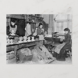Carte Postale Femmes fabriquant des perruques pour poupées