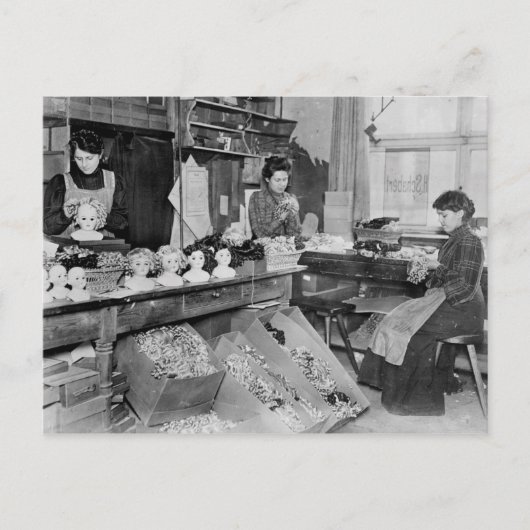 Carte Postale Femmes fabriquant des perruques pour poupées (Devant)