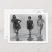 Carte Postale Femmes marchant à Arlington Beach Photographie (Devant / Derrière)