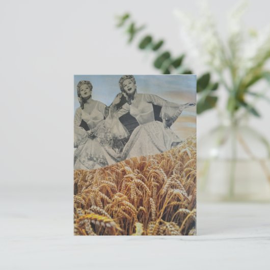 Carte Postale Femmes rétro chantant dans un champ de blé Collage (Debout devant)