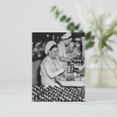 Carte Postale Femmes travaillant dans les munitions 2ÈME GUERRE  (Debout devant)