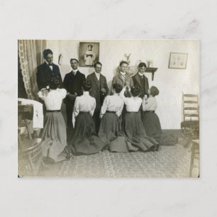 Carte Postale Femmes victoriennes vintages Kneel avant leur mari