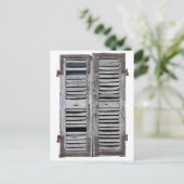 Carte Postale Fenêtre fermée avec de vieux volets en bois (Debout devant)