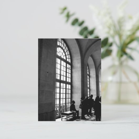 Carte Postale Fenêtre fléchée (Debout devant)