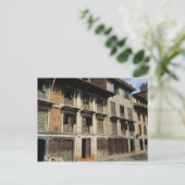 Carte Postale Fenêtres et portes silencieuses à Katmandou (Debout devant)