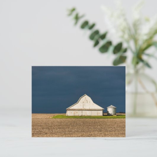 Carte Postale Fermes | Grange blanche et silo (Debout devant)