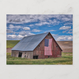 Carte Postale Fermes   Grange rouge rustique avec drapeau améric