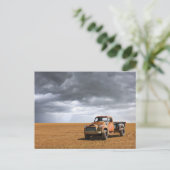 Carte Postale Fermes | Vieux camion en campagne (Debout devant)