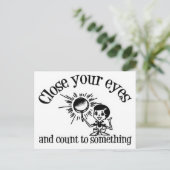 Carte Postale Fermez vos yeux et comptez à quelque chose (Debout devant)