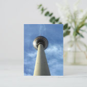 Carte Postale fernsehturm ciel bleu (Debout devant)