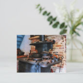 Carte Postale Fers chauffant sur poêle (Debout devant)