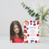 Carte Postale Fête d'anniversaire à thème fraise  (Debout devant)