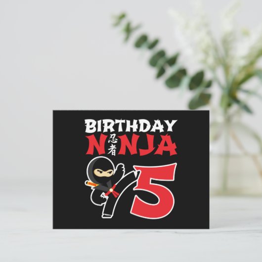 Carte Postale Fête d'anniversaire de 5 ans de ninja de karaté po (Debout devant)