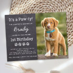 Carte Postale Fête d'anniversaire de chien Photo personnalisée P<br><div class="desc">Puppy Pawty ! Organisez votre anniversaire de chiot ou de chien avec ce tableau noir en ardoise rustique simple et la carte d'invitation pour la fête d'anniversaire de chien de conception empreinte de patte. Ajoutez la photo préférée de votre chiot et personnalisez avec le nom, l'âge, l'anniversaire et toutes les...</div>